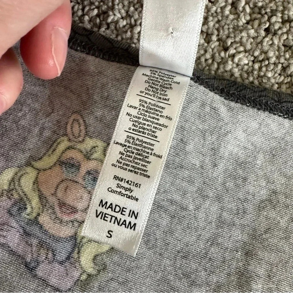 LuLaRoe Muppets Miss Piggy Gray Classic Tee Small - Picture 4 of 7